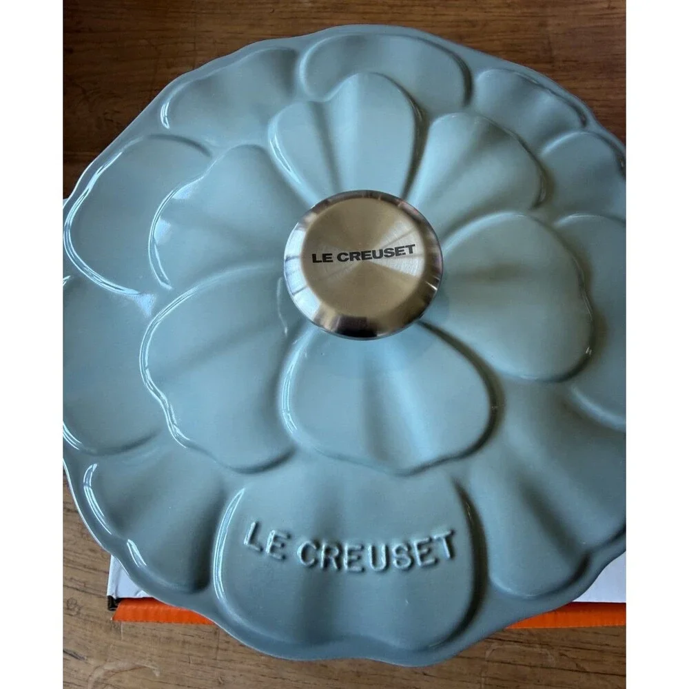 Le Creuset Enameled Cast Iron Round Petal Soup Pot 26 cm 4.5 qt Sea Salt NEW NIB